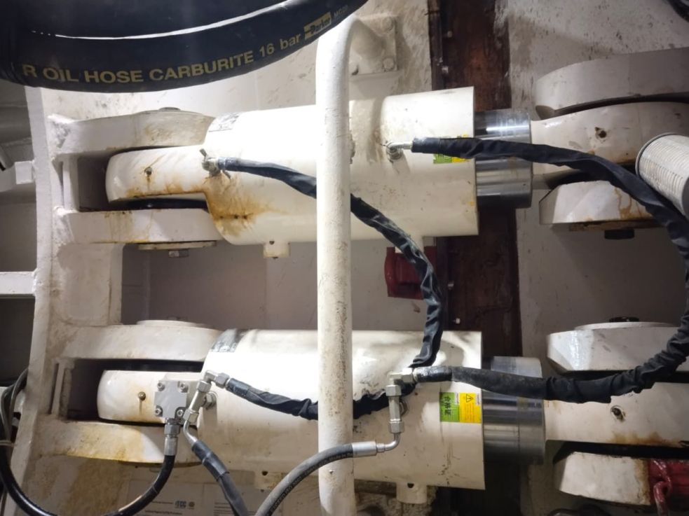 Гидроцилиндры направления буровой головы